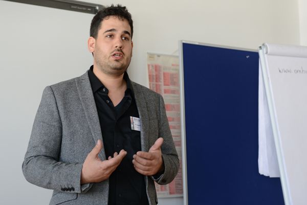 Ich erzähle gestenreich von meinen Erfahrungen. 