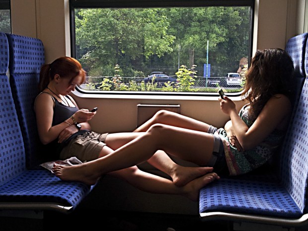 maedels-die-auf-handys-starren-253eadc2-ed14-4987-81cd-27196567de97